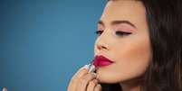 <p>Batom em tom ameixa complementa o visual inspirado nos anos 60</p>  Foto: Divulga&ccedil;&atilde;o