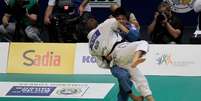 Charles Chibana se prepara para derrubar o russo Mikhail Pulyaev e garantir sua classifica&ccedil;&atilde;o &agrave; semifinal do Mundial de Jud&ocirc;; brasileiro conseguiu quatro vit&oacute;rias por ippon  Foto: Luciano Belford / Futura Press