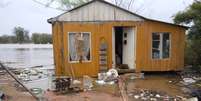 Casa quase inteiramente tomada pelas &aacute;guas na Ilha dos Marinheiros  Foto: Daniel Favero / Terra