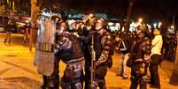 <p>Tropa de Choque monitora movimentação de manifestantes no Largo do Machado, no Rio</p>  Foto: Reynaldo Vasconcelos / Futura Press