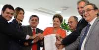 Presidente Dilma recebe de líderes de partidos na Câmara abaixo-assinado que pede plebiscito para reforma política  Foto: José Cruz / Agência Brasil