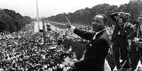 Martin Luther King faz seu discurso histórico nos degraus do Memorial de Lincoln  Foto: AFP