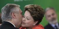 <p>Dilma abraça novo ministro das Relações Exteriores Luiz Alberto Figueiredo durante cerimônima de posse no Palácio do Planalto</p>  Foto: Ueslei Marcelino / Reuters