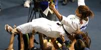 <p>Rafaela Silva é festejada depois do ouro no Mundial de Judô</p>  Foto: Reuters