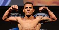 Rafael dos Anjos pesa para a luta desta quarta  Foto: Getty Images 