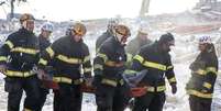 <p>Bombeiros encontraram o 9º corpo sob os escombros da obra que desabou</p>  Foto: Pete Leone / Futura Press