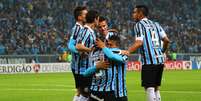 Jogadores do Gr&ecirc;mio festejam gol de Souza na vit&oacute;ria sobre o Santos que garantiu classifica&ccedil;&atilde;o &agrave;s quartas de final da Copa do Brasil  Foto: Lucas Uebel/Gr&ecirc;mio FBPA / Divulga&ccedil;&atilde;o