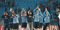 Gremistas agradecem apoio da torcida na Arena em vit&oacute;ria sobre o Santos  Foto: Lucas Uebel/Gr&ecirc;mio FBPA / Divulga&ccedil;&atilde;o