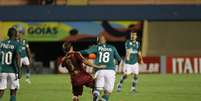 Com a camisa 18, Walter tenta arrancada contra o Fluminense  Foto: Benedito Braga / Vipcomm