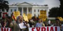 <p>Manifestantes protestam contra eventual ataque à Síria em frente à Casa Branca</p>  Foto: Jason Reed / Reuters