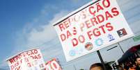 <p>Manifestantes que bloquearam a marginal Pinheiros promovem um encontro na ponte do Socorro</p>  Foto: Bruno Santos / Terra