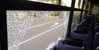 <p>O primeiro ônibus atingido foi da linha T4, alvo de um tijolo</p>  Foto: Carris / Divulgação