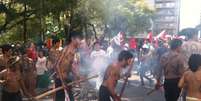 <p>Índios dançam e cantam em protesto na praça da Matriz, em Porto Alegre, pedindo demarcação de terras</p>  Foto: Daniel Favero / Terra