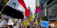 Declarações de Barack Obama levaram centenas de pesssoas a Times Square, em Nova York, para protestar contra a guerra  Foto: AP