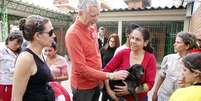Prefeito José Fortunati (centro) e primeira-dama Regina Becker (esq.) participam de ação de resgate de cães e gatos  Foto: Cristine Rocho/PMPA / Divulgação