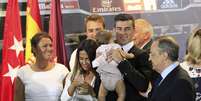 <p>Familiares acompanharam Bale nio evento no Santiago Bernabéu</p>  Foto: EFE