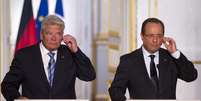 O presidente alemão, Joachim Gauckand, e o líder francês, François Hollande, durante entrevista coletiva em Paris  Foto: AP