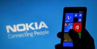 O Lumia 1020, produzido pela Nokia e que roda Windows Phone, foi citado como um exemplo bem-sucedido de parceria entre as duas empresas  Foto: Reuters