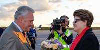 <p>Dilma recebe cumprimentos durante sua chegada a São Petersburgo</p>  Foto: Roberto Stuckert Filho / PR / Agência Brasil