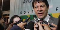 O prefeito de São Paulo, Fernando Haddad (PT) afirmou nesta quarta-feira que a prefeitura pode descredenciar as duas empresas de ônibus cujos funcionários entraram em greve na manhã desta quarta-feira  Foto: Heloisa Ballarini /SECOM / Divulgação