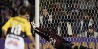 Galatto se estica para pegar p&ecirc;nalti batido por Rog&eacute;rio Ceni quando o jogo estava 2 a 0 para o Crici&uacute;ma  Foto: Ricardo Matsukawa / Terra