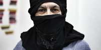 Caetano Veloso posa com o rosto coberto com uma camiseta, da mesma forma usada pelo grupo Black Bloc  Foto: Facebook / Reprodução