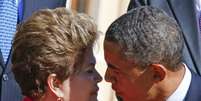 Presidentes Dilma Rousseff e Barack Obama se cumprimentam durante foto oficial da cúpula do G20 na Rússia  Foto: Grigory Dukor / Reuters