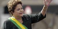 A presidente Dilma Rousseff acena ao chegar em carro aberto para o desfile de 7 de setembro  Foto: Reuters