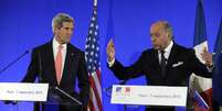 Kerry e Fabius (dir.) participam de coletiva de imprensa em Paris  Foto: AP