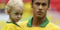 <p>Neymar entra em campo com seu filho; atacante mais uma vez se destacou&nbsp;</p>  Foto: Reuters