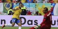 <p>Neymar também jogou bem e fez um dos gols da goleada brasileira</p>  Foto: Reuters