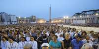Milhares de fi&eacute;is acompanharam a vig&iacute;lia pela paz comandada pelo papa Francisco, no Vaticano  Foto: AP
