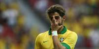 <p>Pato comemora quinto gol brasileiro; para ele, vaias ao entrar em campos são coisa de anticorintianos</p>  Foto: Mowapress / Divulgação