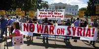 Manifestantes protestam contra uma a&ccedil;&atilde;o militar na S&iacute;ria em frente &agrave; Casa Branca, em Washington  Foto: Reuters