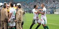 <p>Jogadores da Portuguesa ficaram revoltados com a&ccedil;&otilde;es do juiz no fim do confronto contra Gr&ecirc;mio</p>  Foto: Wesley Santos / Gazeta Press