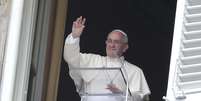 Papa Francisco saúda fiéis reunidos na Praça São Pedro, no Vaticano  Foto: Reuters