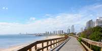 Comece desbravar Punta del Este pela Playa Mansa, a orla principal da cidade onde fica o famoso hotel Conrad e o cassino  Foto: Shutterstock