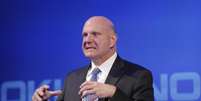 Presidente-executivo da Microsoft, Steve Ballmer, fala durante coletiva de imprensa na sede da Nokia, em Espoo, na Finlândia. Pelo menos três dos 20 maiores investidores na Microsoft querem que um especialista em recuperações suceda Steve Ballmer como presidente-executivo, e pediram ao conselho da gigante de tecnologia que considere o presidente-executivo da Ford, Alan Mulally, ou o presidente-executivo da Computer Sciences, Mike Lawrie, para o cargo, disseram diversas fontes familiares com o assunto. 3/09/2013.  Foto: Markku Ulander / Reuters