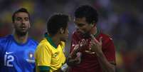 <p>Neymar discute com Pepe; brasileiro mais uma vez foi caçado em campo</p>  Foto: Mowa Press / Divulgação