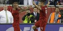 <p>Júlio César ainda lamentou gol marcado por Raul Meireles (esq.)</p>  Foto: AP