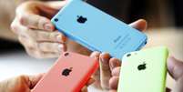 <p>Pessoas checam as versões do novo iPhone 5C após evento da Apple em Cupertino, Califórnia</p>  Foto: Stephen Lam / Reuters