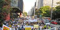 Funcionários dos Correios se reúnem no vão livre do MASP, na avenida Paulista, em São Paulo, para assembleia e passeata, na tarde desta quinta-feira  Foto: J. Duran Machfee / Futura Press