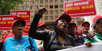 Ativistas pedem a legalização da maconha em um protesto em Nova York  Foto: AFP