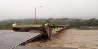 Imagem mostra ponte prestes a ceder em Veracruz, na costa leste do México, onde são esperadas fortes chuvas nas próximas horas  Foto: EFE