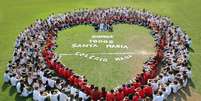 Participaram da iniciativa todos os alunos do Ensino Médio da escola, usando branco, e da 8ª série do Ensino Fundamental, vestindo vermelho  Foto: Divulgação