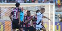 Cercado pela marcação são-paulina, Marlone tenta criar jogada para o Vasco  Foto: Cleber Mendes / Agência Lance