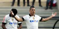 <p>Volante Ralf vê jogo como importante nas pretensões do Corinthians para ainda chegar no G-4</p>  Foto: Bruno Santos / Terra