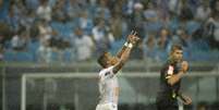 <p>Fernandinho fez o gol em uma das raras chegadas perigosas do Atlético-MG ao ataque</p>  Foto: Ramiro Furquim/ Agif / Gazeta Press