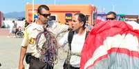 Um paraquedista fez um pouso na Cidade do Rock no in&iacute;cio da tarde deste domingo (15) e foi expulso   Foto: Andr&eacute; Muzell / AgNews