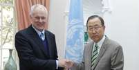 Ake Sellstrom (esq.), chefe de inspetores da ONU, entrega relatório ao secretário-geral Ban Ki-moon  Foto: Reuters